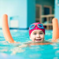 Cours de natation pour jeunes enfants