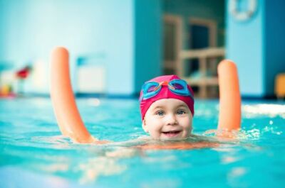Cours de natation pour jeunes enfants