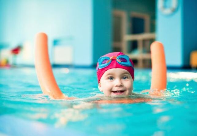 Des cours de natation pour les jeunes enfants
