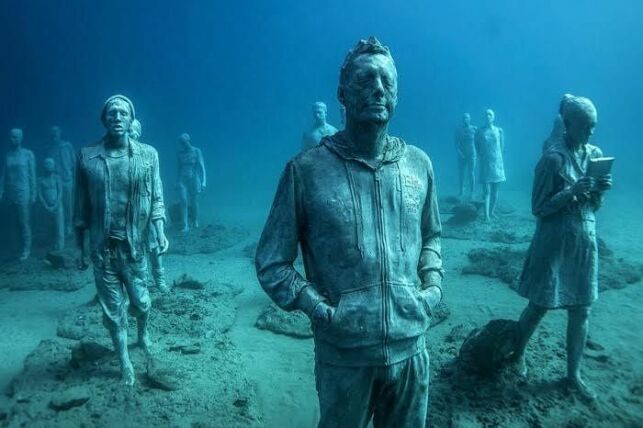 Des statues mystérieuses au plus profond de l'océan.
