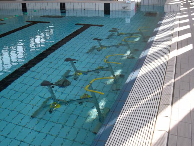 Des cours d'aquabike sont proposés à la piscine Plouf de Château du Loir.
