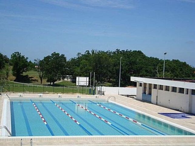 Des lignes d'eau sont aménagées pour les nageurs à la piscine de Cambo les Bains