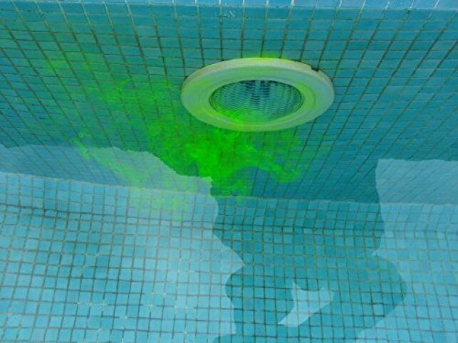 Détection de fuite à la fluorescéine sur une piscine