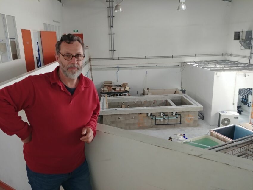 Didier Roussel devant le plateau technique piscines de l'UFA Henri Rol-Tanguy de Port-de-Bouc&nbsp;&nbsp;