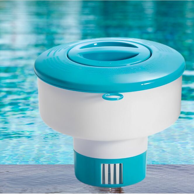 Grâce à sa capacité à accueillir des galets de chlore ou de brome jusqu’à 7,6 cm, le diffuseur de chlore INTEX est l'accessoire idéal pour maintenir une eau limpide et saine dans votre piscine. © INTEX