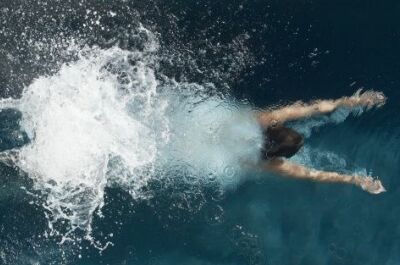 Diminuer les coups de bras sans perdre en vitesse en natation