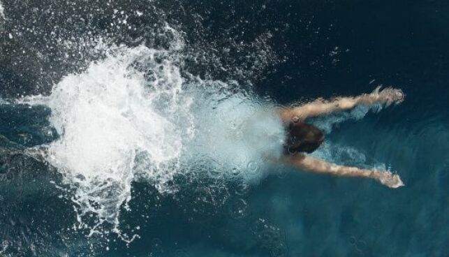 Diminuer les coups de bras sans perdre en vitesse en natation