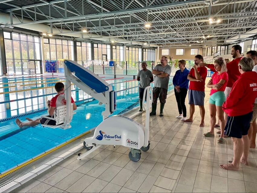 Dispositif de mise à l'eau Pelican Pool d’Axsol, installé par DistriClubMédical Monoubleau au Centre Aquatique des Grands Prés de Vendôme  &nbsp;&nbsp;