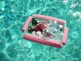 DIY piscine : fabriquer une glacière flottante avec des frites de piscine