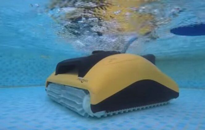 Dolphin W20, pour les bassins peu profonds (piscines collectives) © robot-dolphin.fr