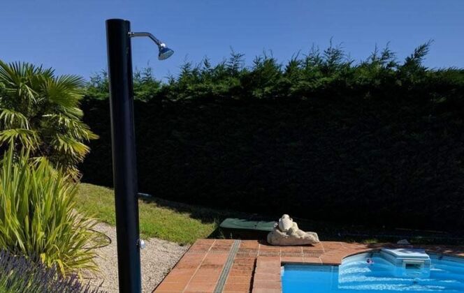 Douche de piscine solaire © Irrijardin