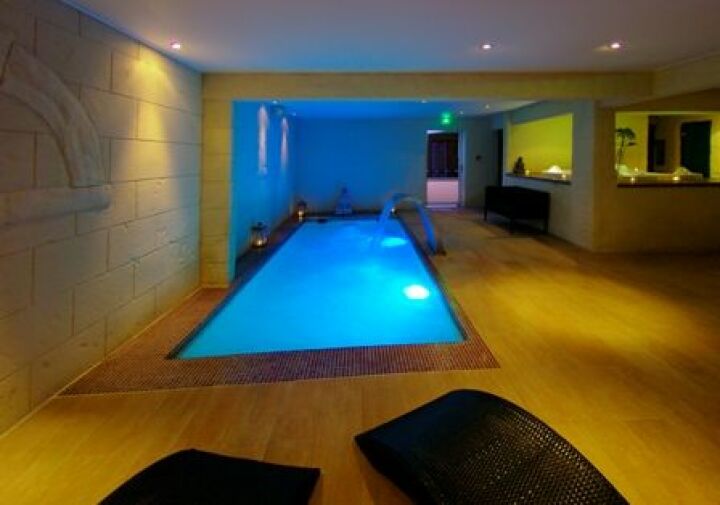 Piscine intérieure du Spa avec lumière douce Piscine intérieure du Spa avec lumière douce