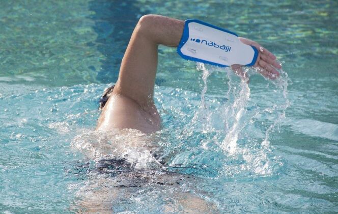 L'Easystroke est une palette de natation qui aide à adopter les bons mouvements. © Nabaiji