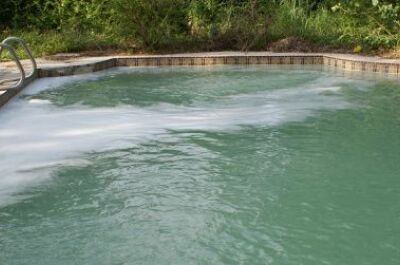 Eau de piscine ferrugineuse : comment la traiter ? 