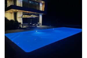 Eclairage LED nocturne de la piscine