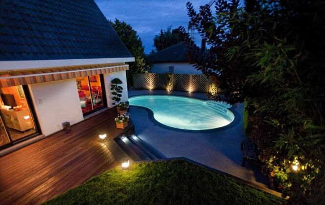 Eclairée de nuit, la mini piscine Céline est un véritable atout qui valorise la décoration extérieure © Waterair