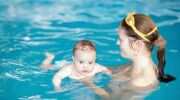 Emmener bébé à la piscine : les précautions