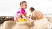 Emmener un jeune bébé à la plage : les précautions et risques