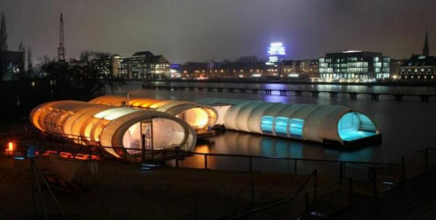 En hiver, la piscine se couvre et offre une ambiance colorée au fleuve&nbsp;&nbsp;