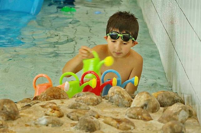 Enfant avec arrosoir à la piscine Nautil'ys au Crozon