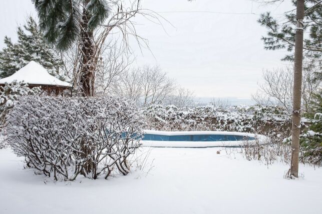 Entretenir sa piscine en hiver : comment réussir son hivernage ?
