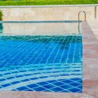 Entretien et rénovation d’un carrelage de piscine