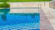 Entretien et rénovation d’un carrelage de piscine
