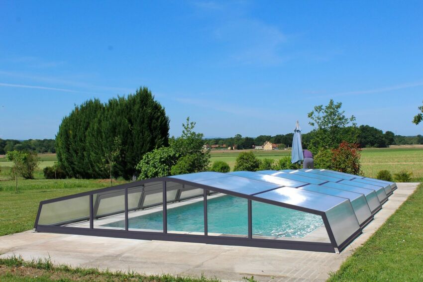 Essentiel, l'abri de piscine bas télescopique sans rails au sol, par Abrinoval&nbsp;&nbsp;