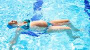Les exercices de natation pour soulager les jambes lourdes pendant la grossesse