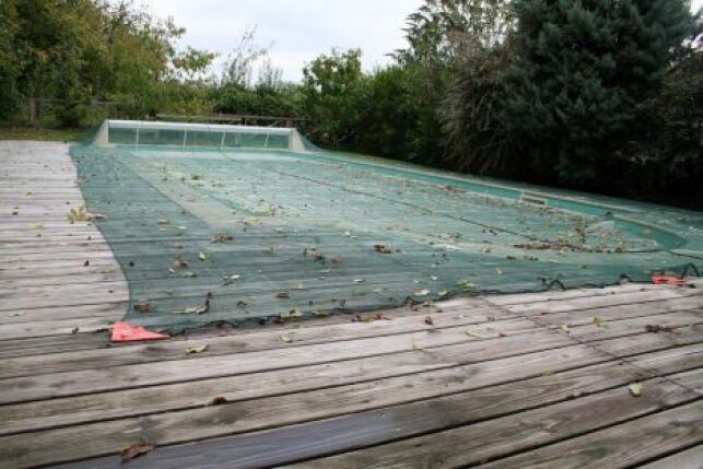 Le filet d'hivernage pour piscine vous permet de garder une eau propre et en même temps de sécuriser les abords de votre bassin.