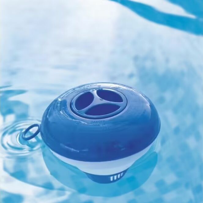 Le flotteur de chlore garantit que la quantité correcte de chlore est administrée en permanence dans votre piscine. © Bestway