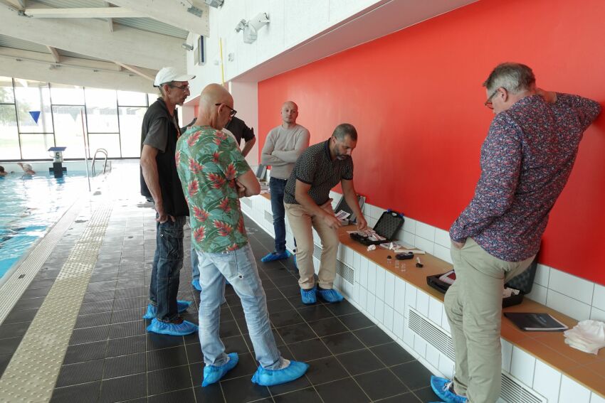 Le formateur Brahim Rouaiguia explique aux participants à la formation « Hygiène et qualité des eaux des piscines accessibles au public » comment interpréter les résultats du photomètre.&nbsp;&nbsp;