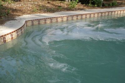 Formation d’algues dans une piscine traitée au sel