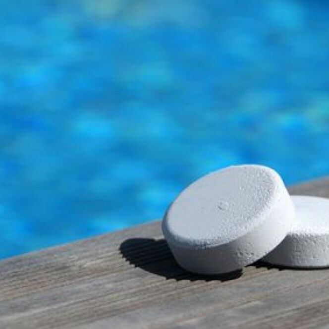 Le chlore en galet est très pratique à utiliser, il se dissout lentement dans la piscine pour un traitement complet de l'eau  DR