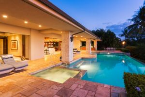 piscine terrasse spa carrelage villa nuit éclairage 