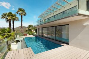 villa architecte terrasse piscine débordement miroir terrasse bois sud