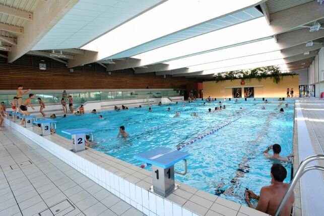 Grand bassin de natation intérieur à la piscine Gd'O de Gronfreville l'Orcher