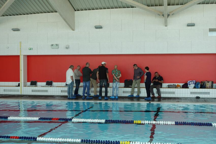 Les apprentis « techniciens piscinistes » et leur formateur Brahim Rouaiguia, au bord du bassin de la piscine municipale de Cernay&nbsp;&nbsp;