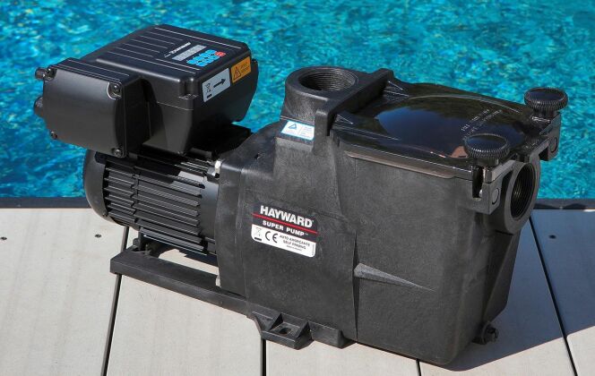 La pompe de piscine Super Pump offre jusqu’à 85% d’économies sur la consommation électrique. © HAYWARD