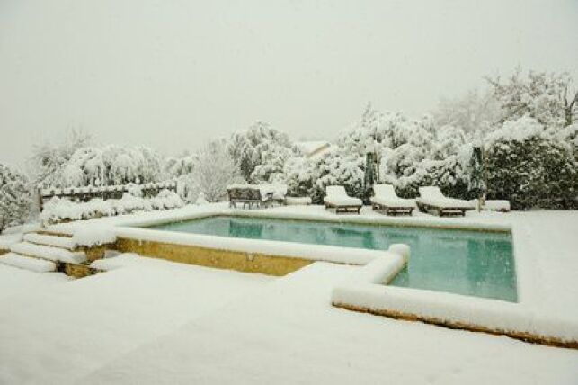 Hiverner une piscine en bois