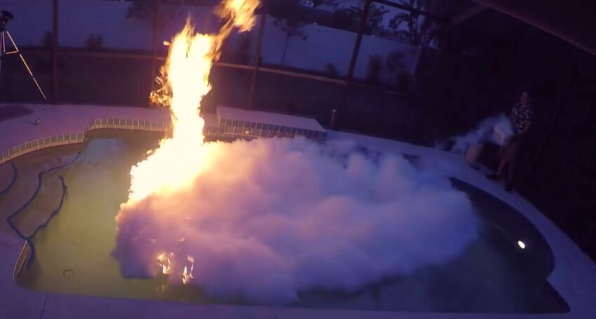 Il met le feu à sa piscine et l'éteint avec de l'azote liquide&nbsp;&nbsp;