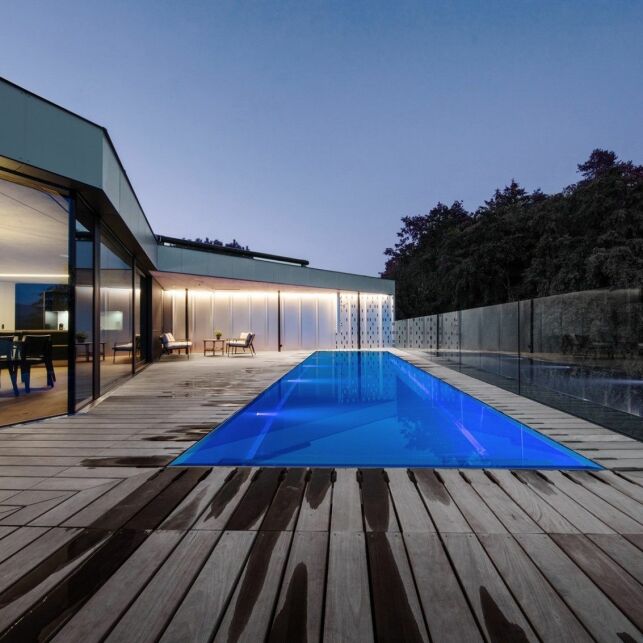 Une piscine en inox sur une terrasse en bois pour un look moderne et design