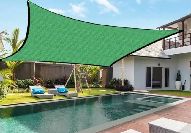 Installer un voile d'ombrage sur une piscine