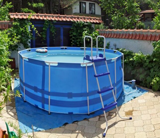 Installer une piscine autoportée sur un terrain en pente