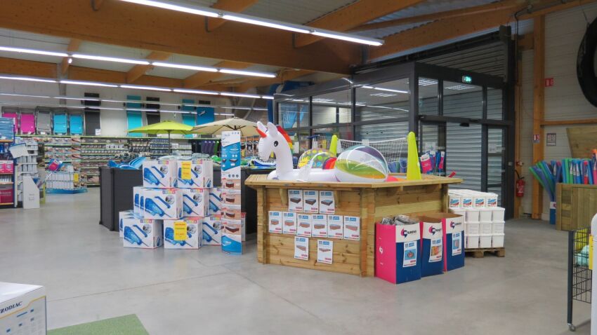 Intérieur d'un magasin Cash Piscines : Vente de piscines et d'équipements&nbsp;&nbsp;