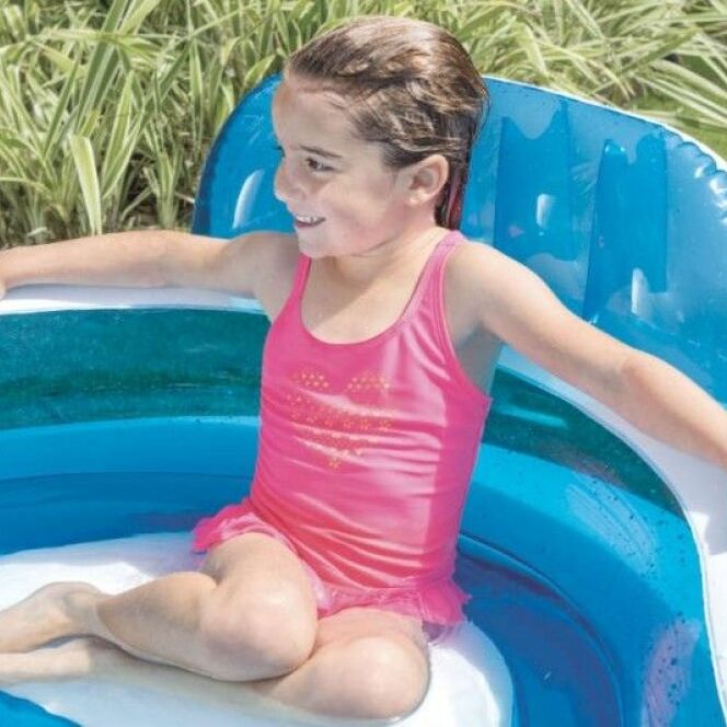 La piscine hors sol gonflable Intex est adaptée à toute la famille. © INTEX
