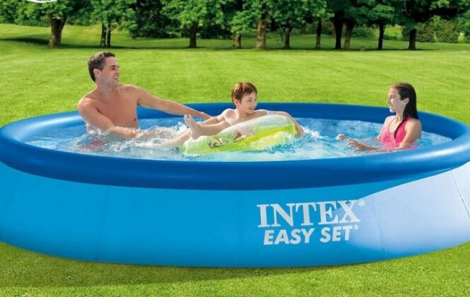 Profitez du beau temps dans votre piscine autoportée Easy Set. © INTEX