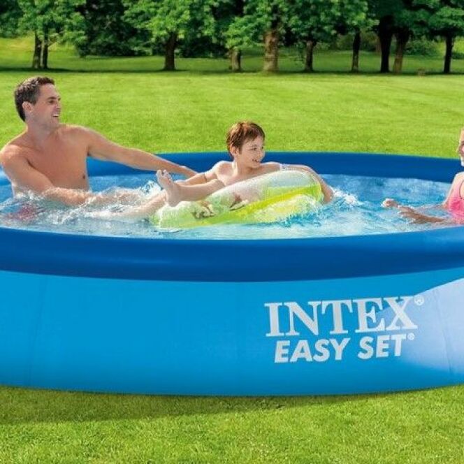 Profitez du beau temps dans votre piscine autoportée Easy Set. © INTEX