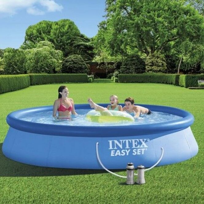 La piscine autoportée Easy Set se monte en 10 minutes. © INTEX