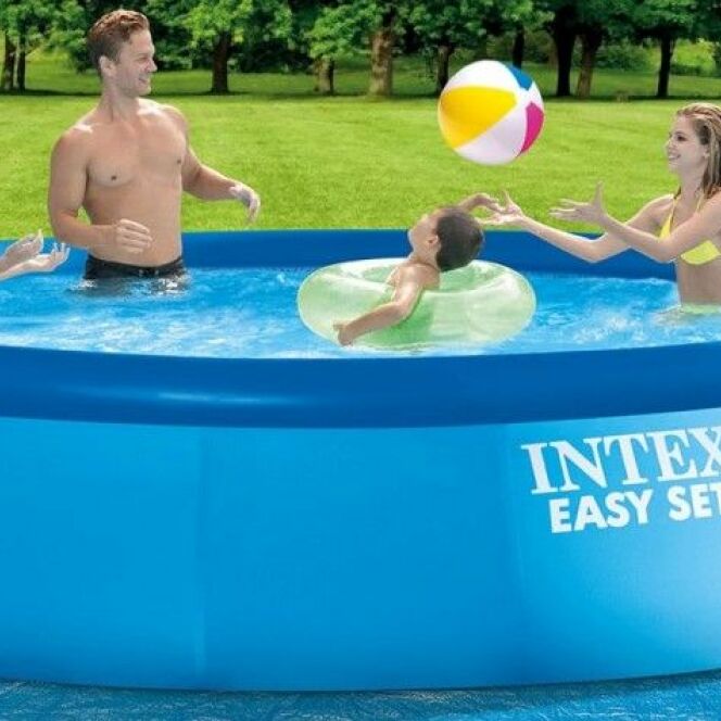 La piscine Easy Set est idéale pour profiter des chaudes journées d'été. © INTEX